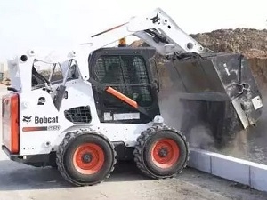 山猫滑移装载机在环氧地坪施工中的应用
